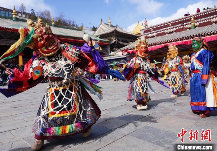 圖為塔爾寺僧侶進(jìn)行“跳欠”儀式?！●R銘言 攝