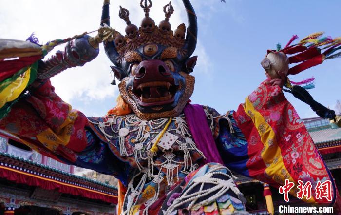 圖為塔爾寺僧侶進(jìn)行“跳欠”儀式?！●R銘言 攝