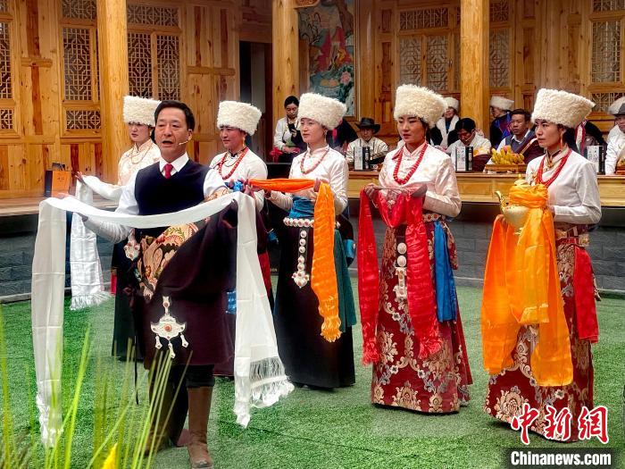 圖為“村晚”現(xiàn)場。　李玉峰 攝