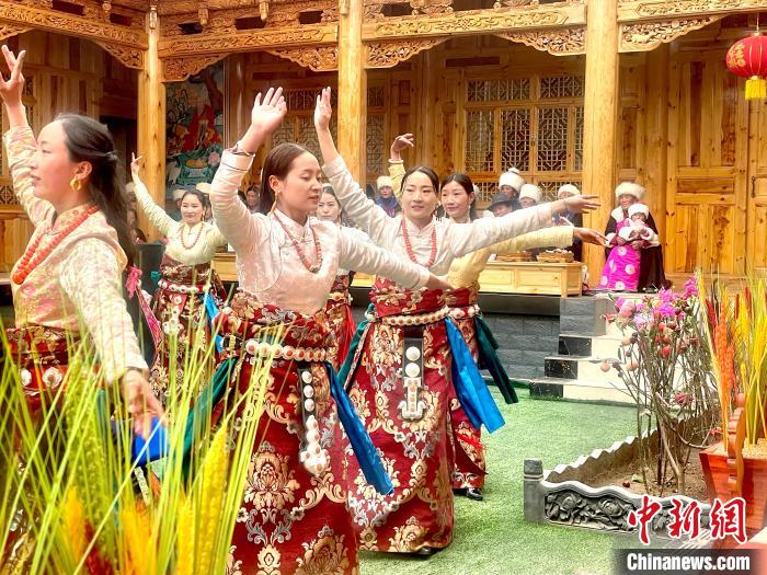 圖為藏族女性載歌載舞?！±钣穹?攝