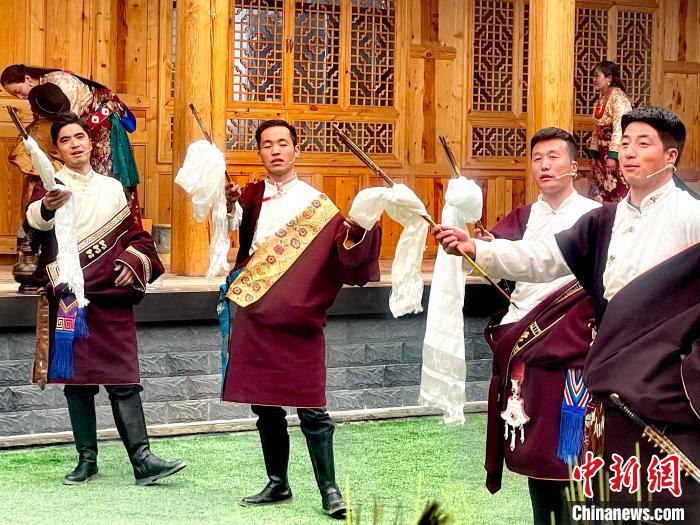圖為藏族漢子表演節(jié)目?！±钣穹?攝