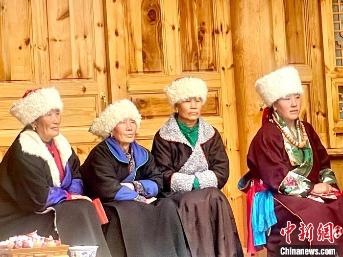 圖為藏族女性觀看“村晚”?！±钣穹?攝