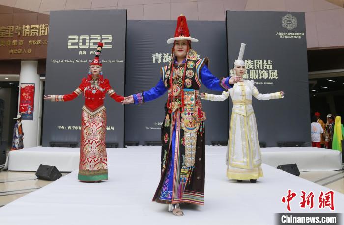 圖為模特展示蒙古族服飾?！●R銘言 攝