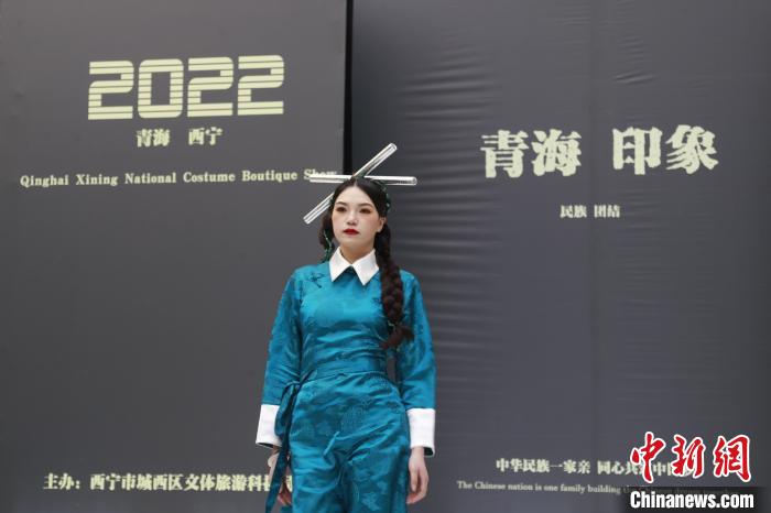 圖為模特展示少數(shù)民族服飾?！●R銘言 攝