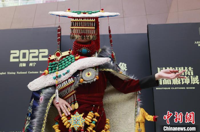 圖為模特展示藏族服飾?！●R銘言 攝