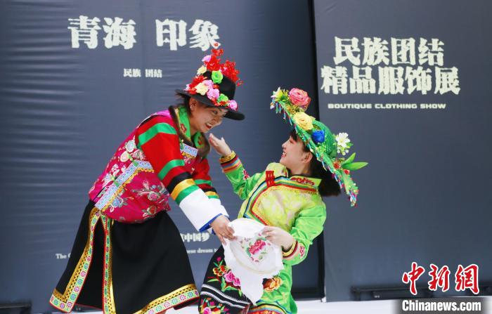 圖為模特身穿土族服飾進(jìn)行“土族刺繡”表演。　馬銘言 攝