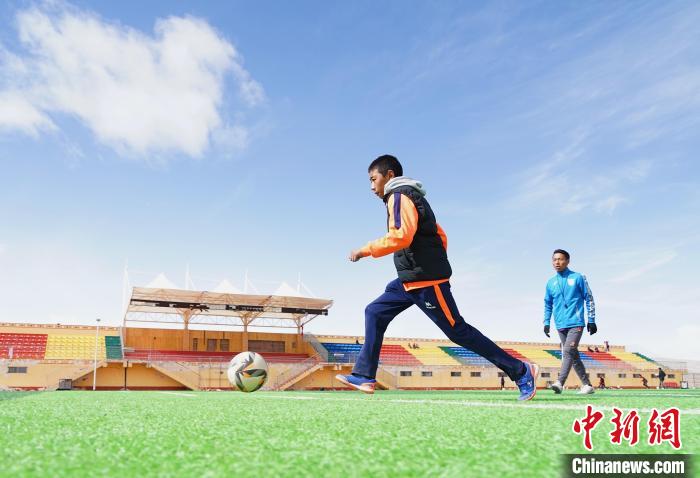 圖為一名男孩運(yùn)球射門?！●R銘言 攝