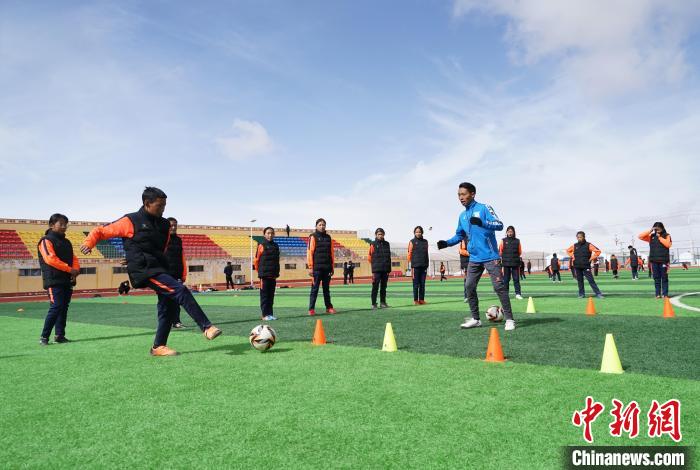 圖為孩子們正在進(jìn)行訓(xùn)練?！●R銘言 攝