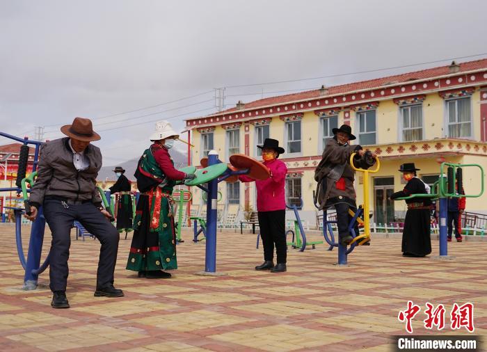 圖為老人們使用健身器材鍛煉身體?！●R銘言 攝