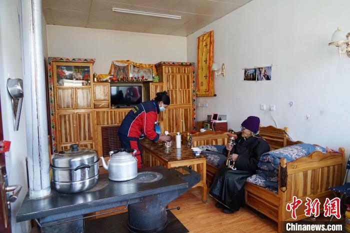 圖為敬老院護(hù)工為老人打掃屋內(nèi)衛(wèi)生?！●R銘言 攝