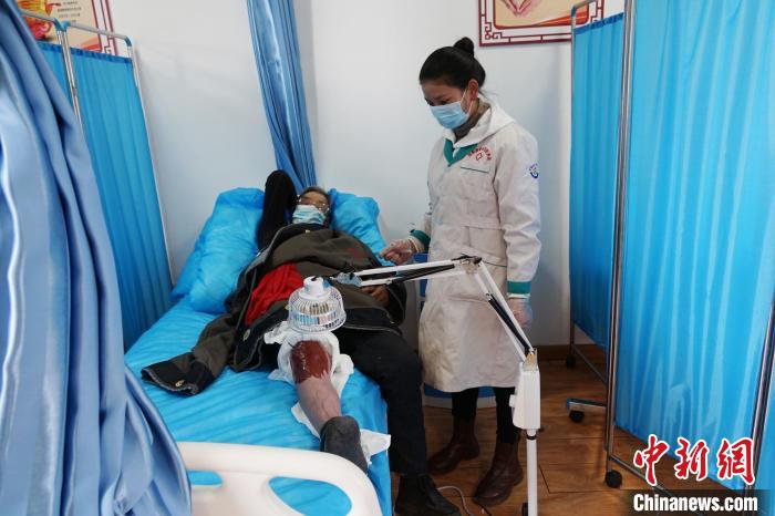 圖為敬老院醫(yī)生用藏藥為老人進(jìn)行治療?！●R銘言 攝