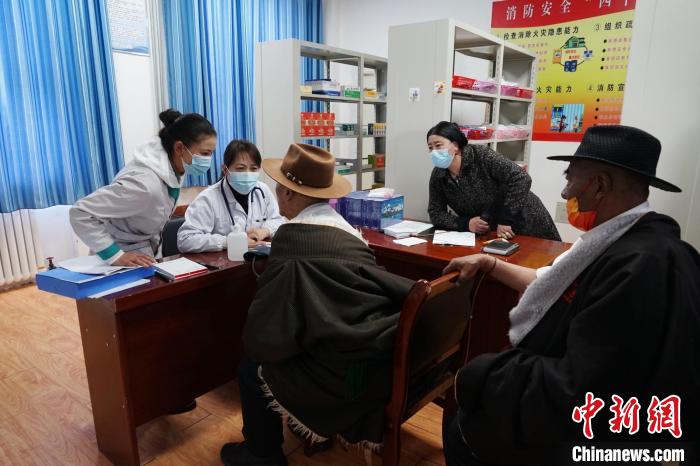 圖為骨科醫(yī)生為敬老院老人們進(jìn)行集中檢查?！●R銘言 攝