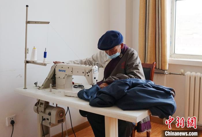 圖為敬老院老人使用縫紉機(jī)?！●R銘言 攝