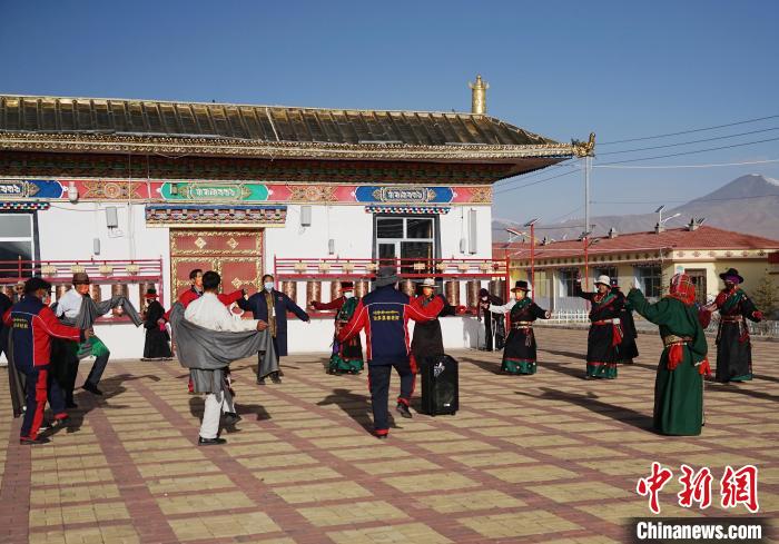 圖為老人們飯后跳起歡快的鍋莊舞蹈?！●R銘言 攝