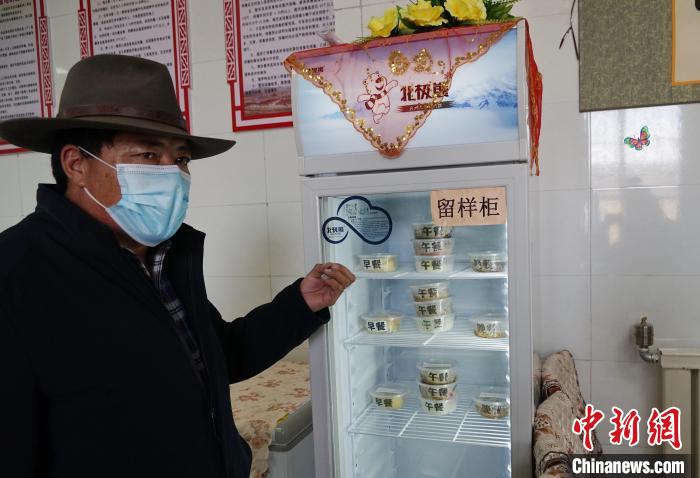 圖為敬老院院長(zhǎng)德高介紹，老人們的三餐均有留樣記錄?！●R銘言 攝