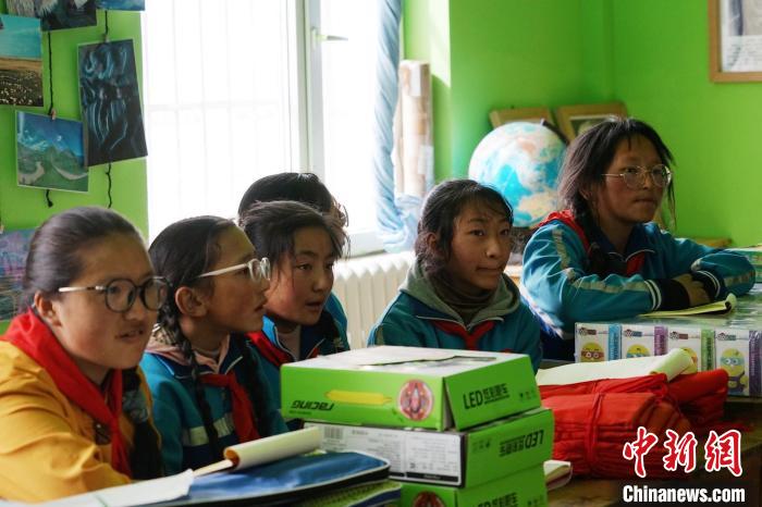 圖為學(xué)生正在認(rèn)真聽生態(tài)課?！●R銘言 攝