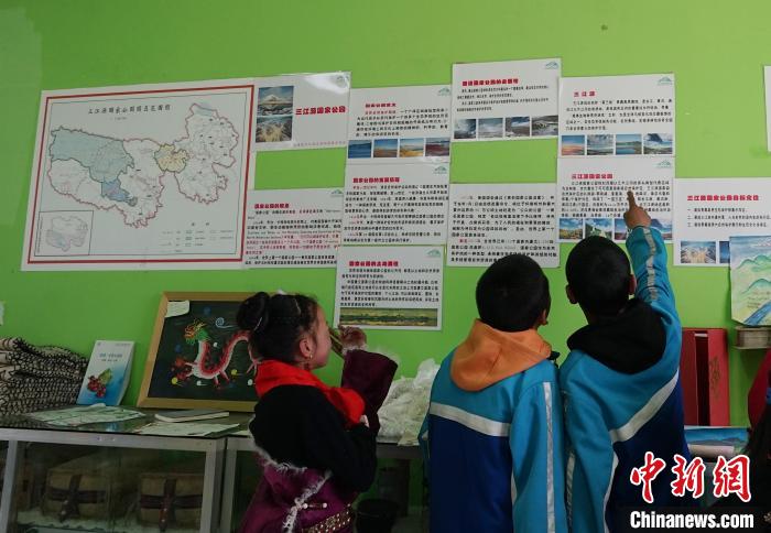 圖為學(xué)生在生態(tài)課堂上了解三江源國家公園知識?！●R銘言 攝