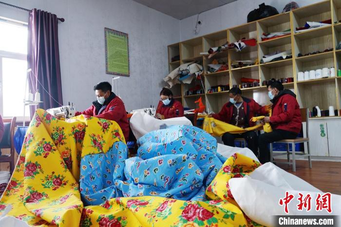 圖為工人們正在制作帳篷?！●R銘言 攝