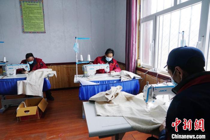 圖為員工正在制作藏服?！●R銘言 攝