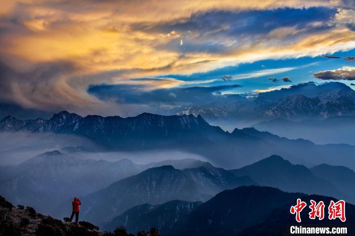 攝影家鏡頭里的牛背山:《極目遠(yuǎn)眺》 康銳平 攝