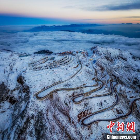 雪后的牛背山山頂和崎嶇的公路。　李凱 攝