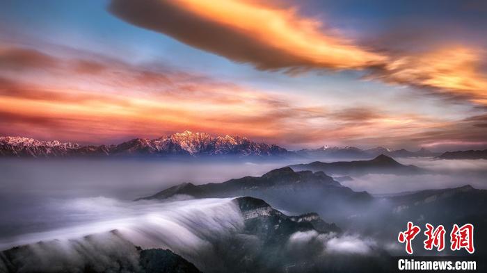 牛背山霞光?！∥挠宴?攝