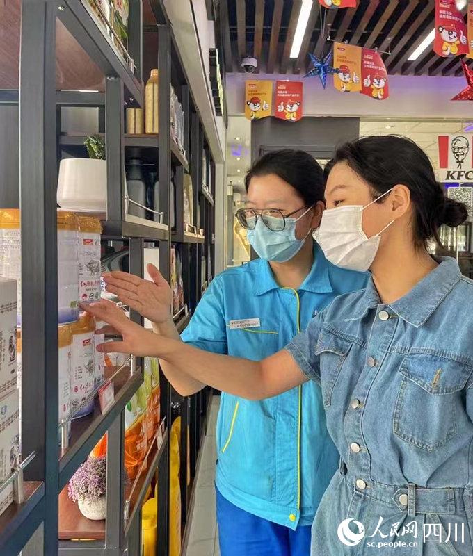 顧客可以在川內(nèi)中國石油加油站便利店內(nèi)選購到品質(zhì)純正的紅原奶粉。張霞攝