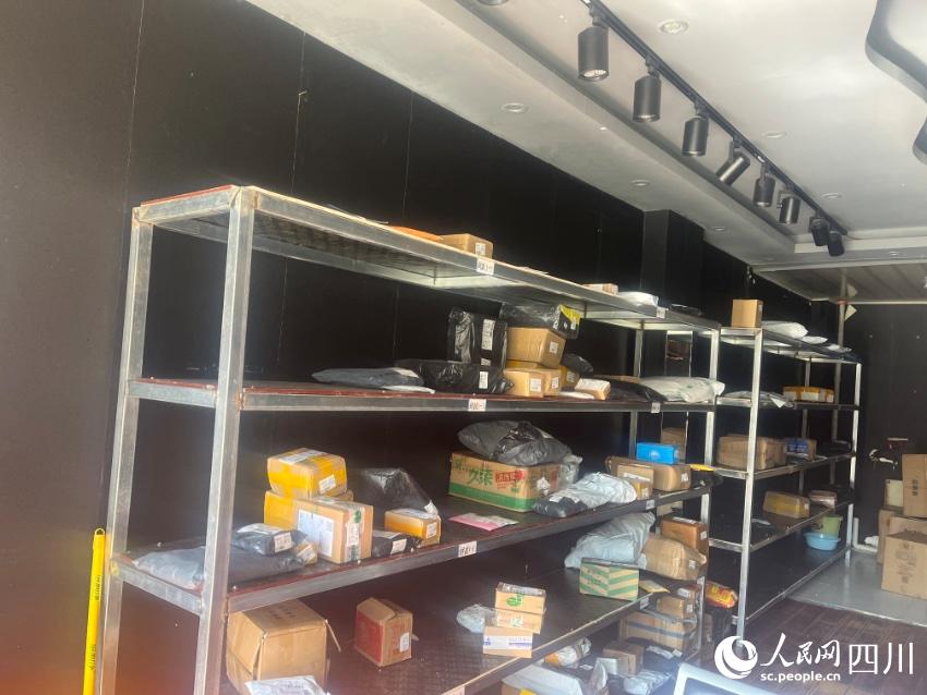 縣城自提點包裹。諸葛輝攝
