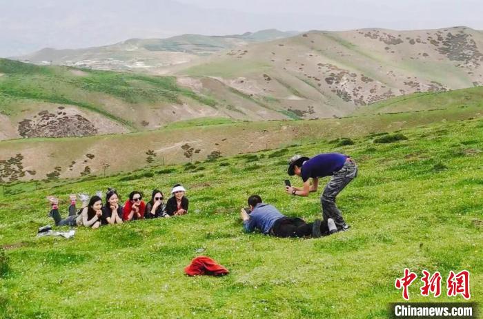 圖為民眾在草原留影?！⑿憔?　攝