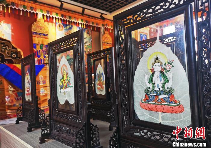 圖為久美尖措創(chuàng)作的藝術(shù)品?！?zhí)砀?攝