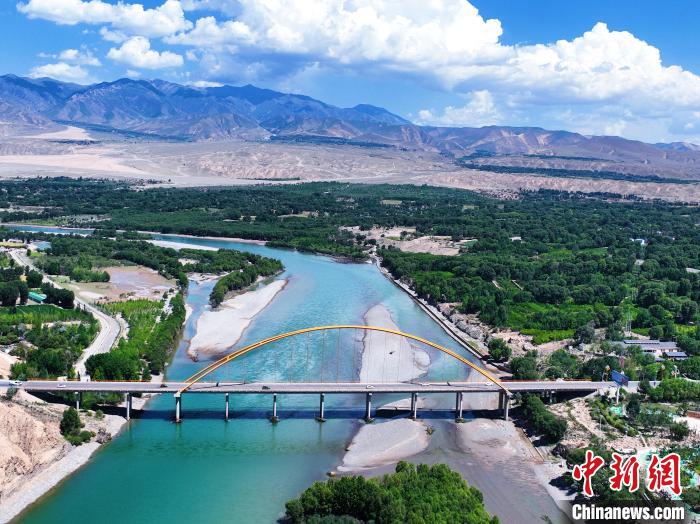 航拍貴德縣黃河岸畔綠意盎然?！●R銘言 攝