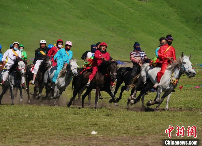 圖為選手進(jìn)行3000米賽馬比賽?！●R銘言 攝