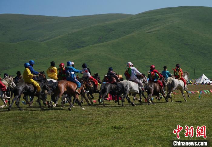 圖為選手進行3000米賽馬比賽。　馬銘言 攝