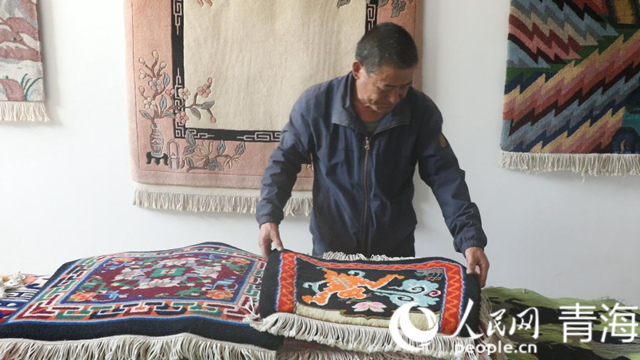 楊永良和他的作品。人民網(wǎng) 張皓芃攝