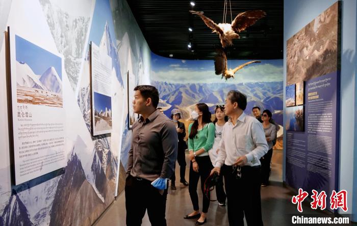 圖為中外嘉賓參觀玉樹州博物館?！●R銘言 攝