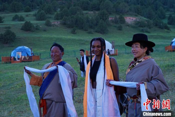 圖為當(dāng)?shù)孛癖娕c外籍留學(xué)生合影留念。　馬銘言 攝