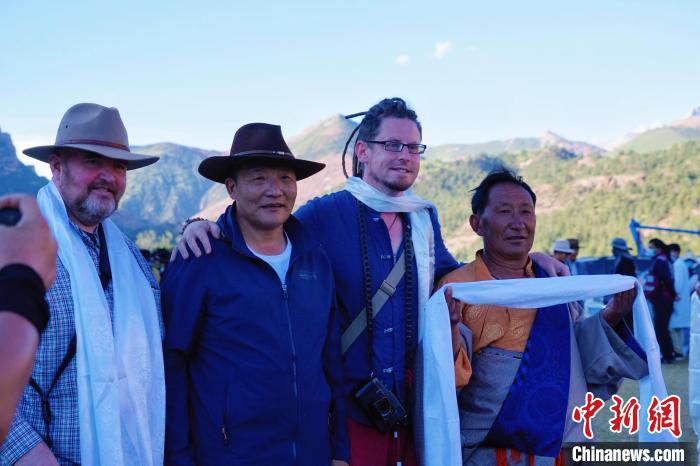 圖為當(dāng)?shù)孛癖娕c外籍?dāng)z影師合影留念?！●R銘言 攝