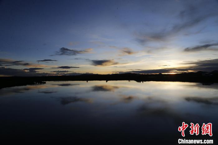 圖為夕陽下的查旦濕地?！●R銘言 攝