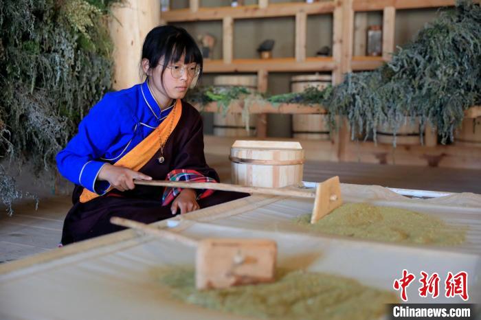 過(guò)濾香粉?！⊥趵?攝