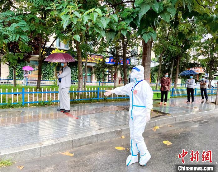 高原小城青海尖扎抗疫見聞：柔肩亦可擔重任，夫妻檔聞令而動