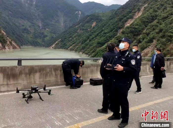 民警組成的搜尋隊(duì)利用無人機(jī)在震區(qū)開展空中巡查?！「首沃莨簿止﹫D