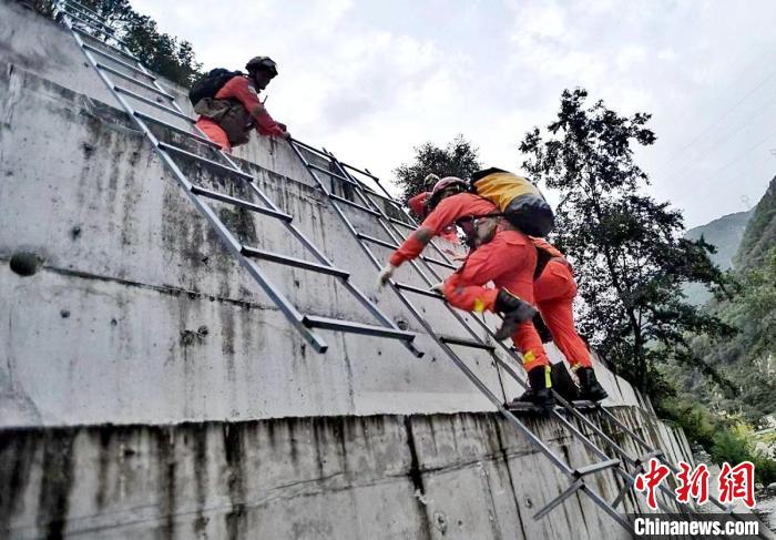 四川消防救援人員開展救援?！∷拇ㄏ?供圖