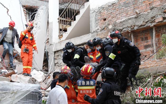 四川消防救援人員開展救援?！∷拇ㄏ?供圖