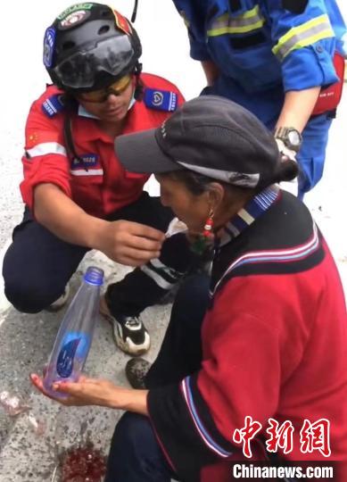 筠連筠愛青年應(yīng)急救援隊救援人員正在為傷員傷口清理?！∈茉L者供圖