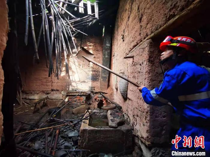 宜賓藍豹應(yīng)急救援隊搜救組成員劉方杰正在參與救援?！∈茉L者供圖