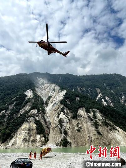 直升機正在運輸110千伏唐下線應急塔塔材。　衛(wèi)科 攝