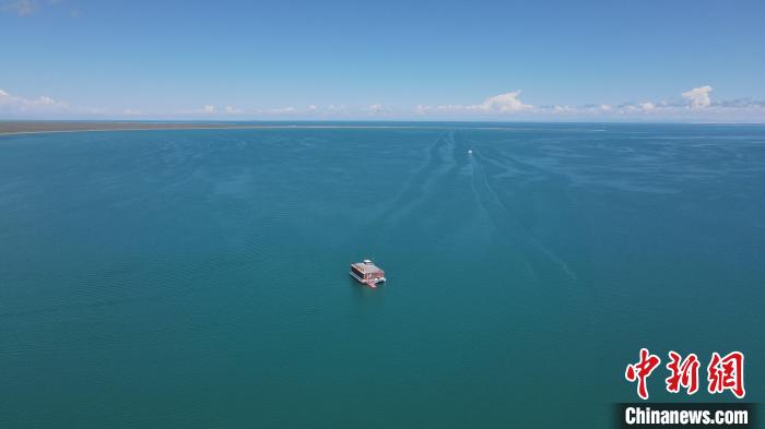 圖為航拍夏日青海湖?！±罱瓕?攝