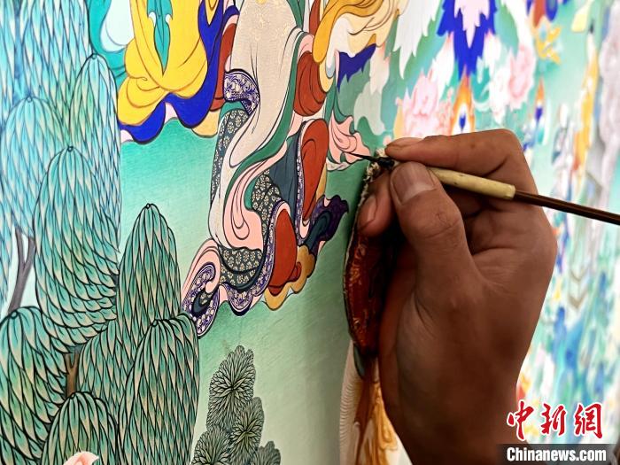 圖為畫師繪畫唐卡?！●R文莉 供圖