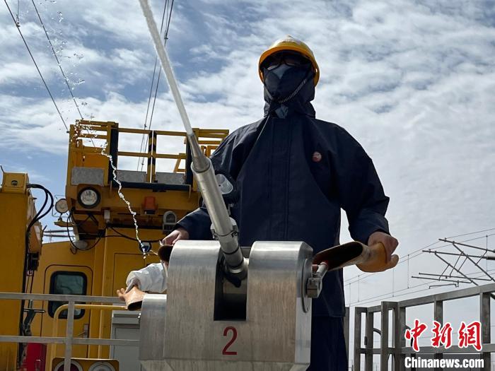 圖為水炮手操作高壓水炮進(jìn)行作業(yè)?！「邌⒑?攝