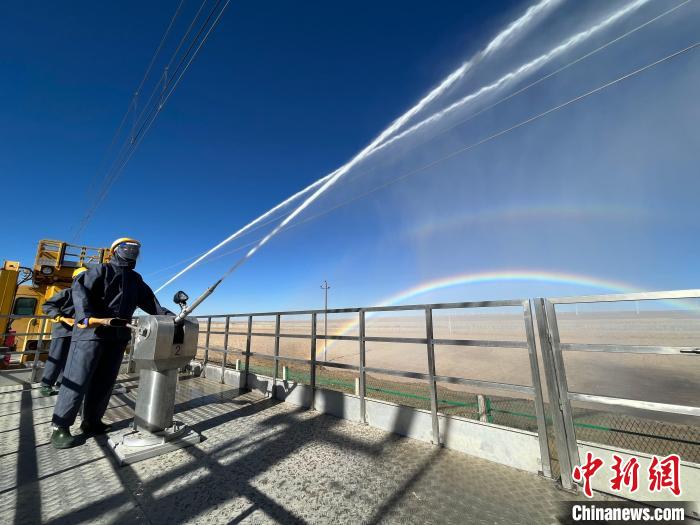 圖為水炮手在操作高壓水炮?！「邌⒑?攝